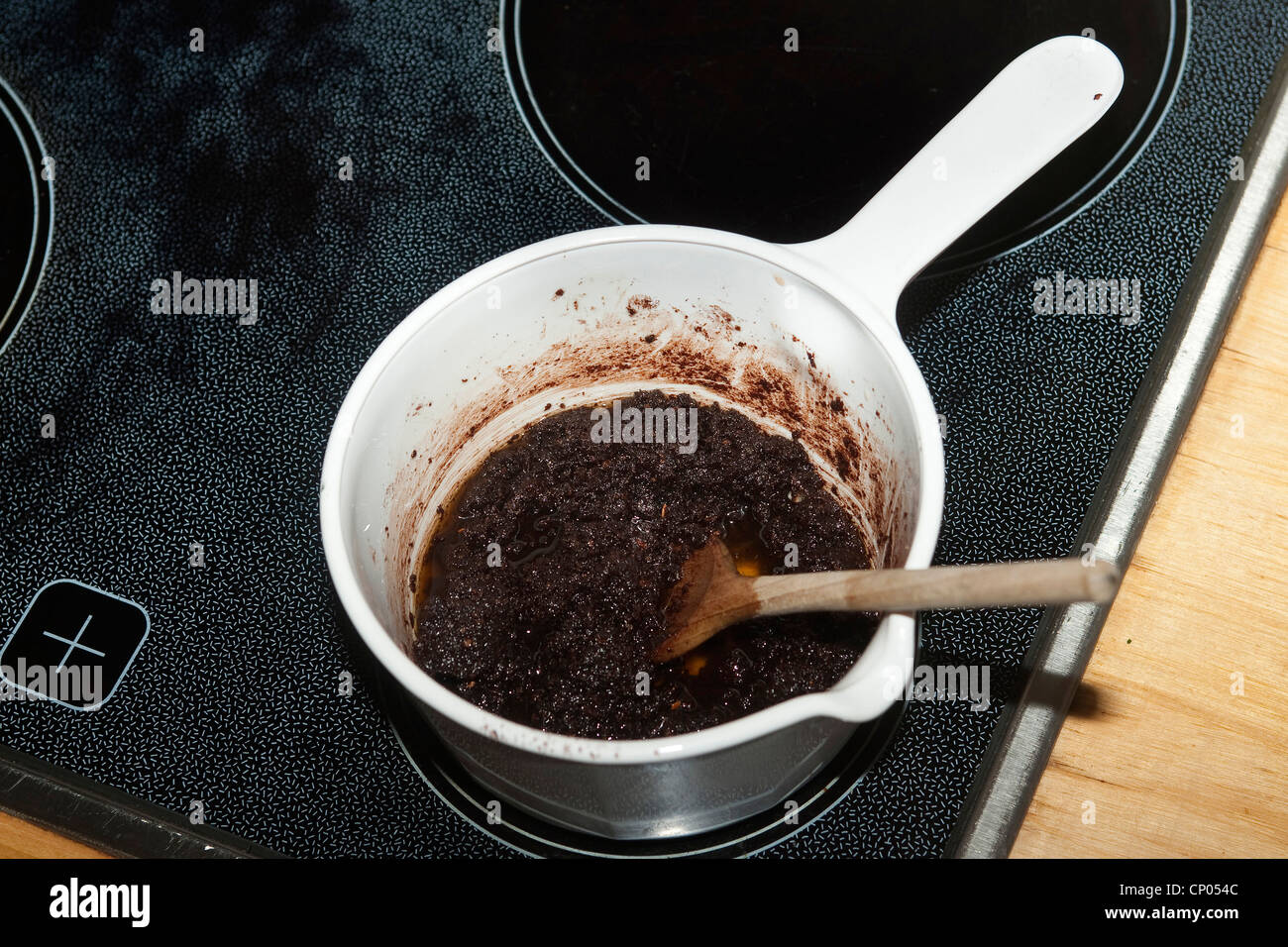 Gemeinsame Hasel (Corylus Avellana), selbst erhobenen und gemahlene Haselnüsse, Kakaopulver, Butter und Zucker in einem Topf auf dem Herd für die Herstellung von Nutella, Deutschland gerührt Stockfoto