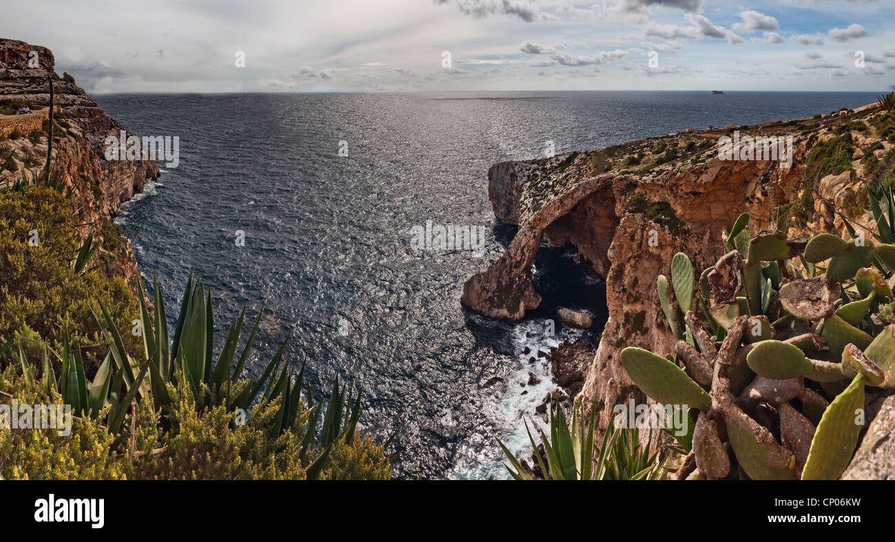 Die Blaue Grotte auf Malta, bekannt als Il-Hnejja (d. h. "Der Bogen") auf Maltesisch. Stockfoto