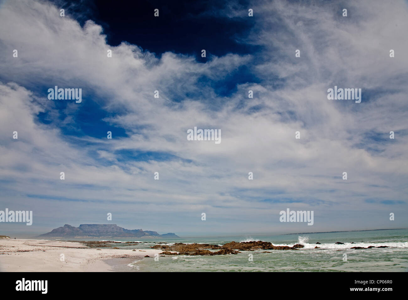 Table Bay und Tafelberg, Südafrika, Western Cape, Bloubergstrand, Kapstadt Stockfoto