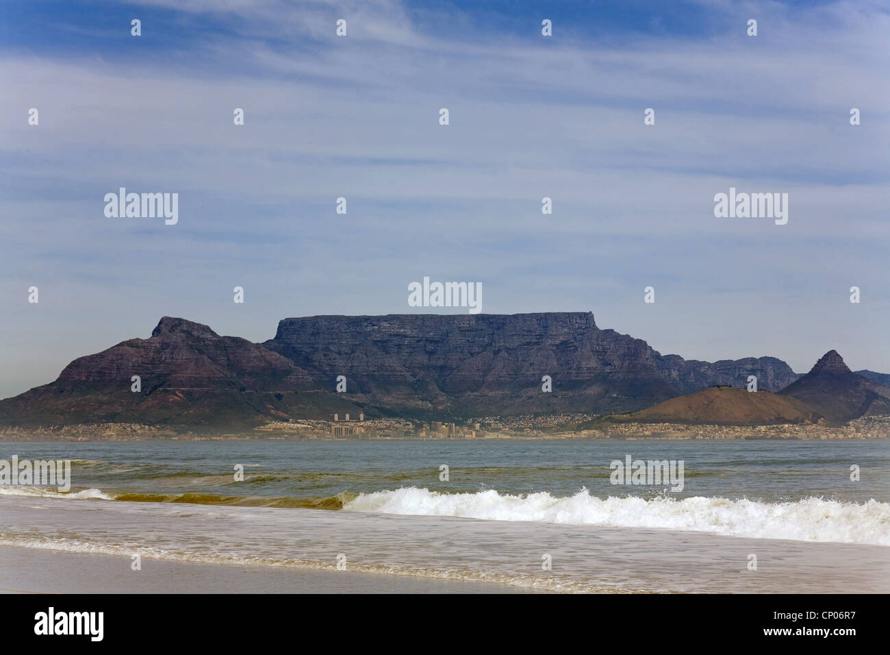 Strand und Tafelberg in Südafrika, Western Cape, Bloubergstrand, Kapstadt Stockfoto