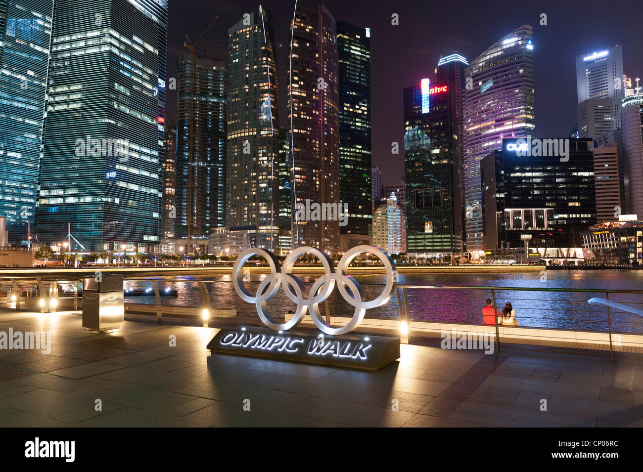 Olympischer Spaziergang mit Bankenviertel Sky Scrapper Hintergrund Singapur Malaysia Stockfoto