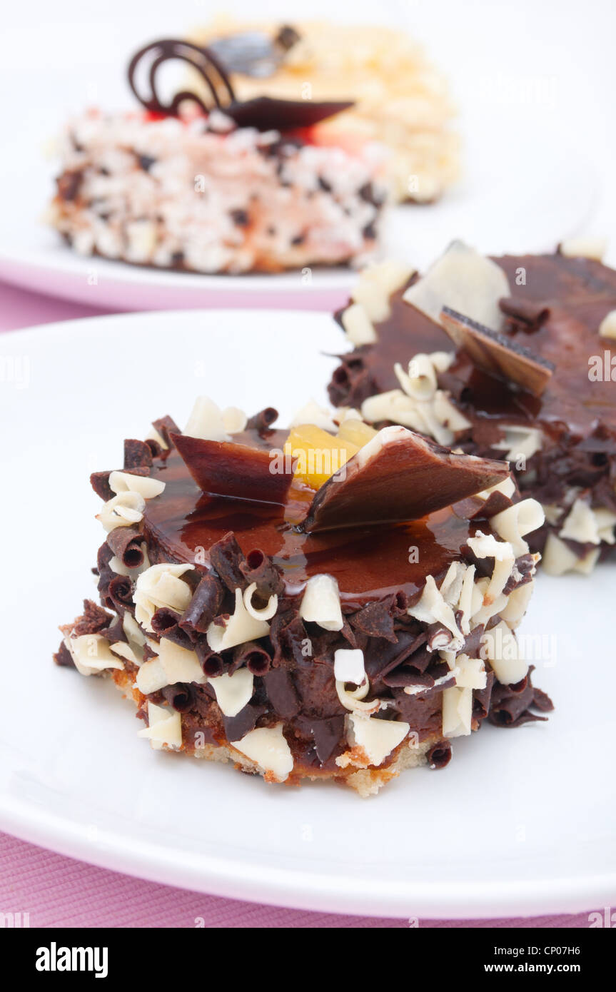 Nahaufnahme von Mini-Desserts mit Schokolade Späne Stockfoto