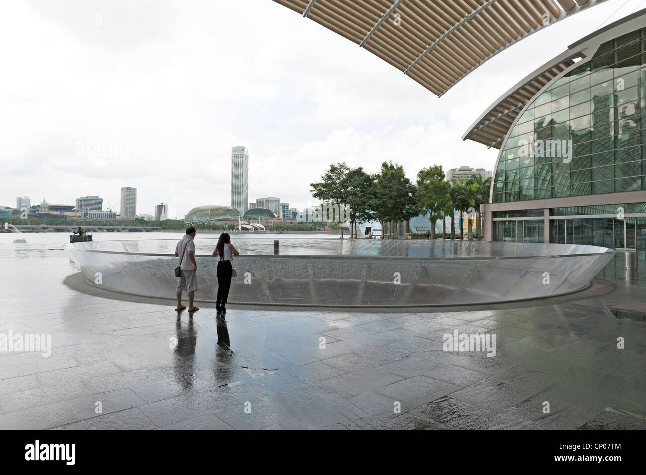 Oberseite des Ned Kahn entworfen "Oculus Acryl Vortex" Wasserspiel Marina Bay Sands shopping Komplex Singapur Malaysia Stockfoto