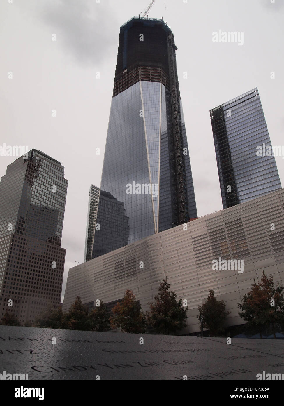 Teilweise eingebaute 1 WTC Freiheit Turm im Hintergrund des 9/11 Memorial in New York City, 12. Oktober 2011, © Katharine Andriotis Stockfoto