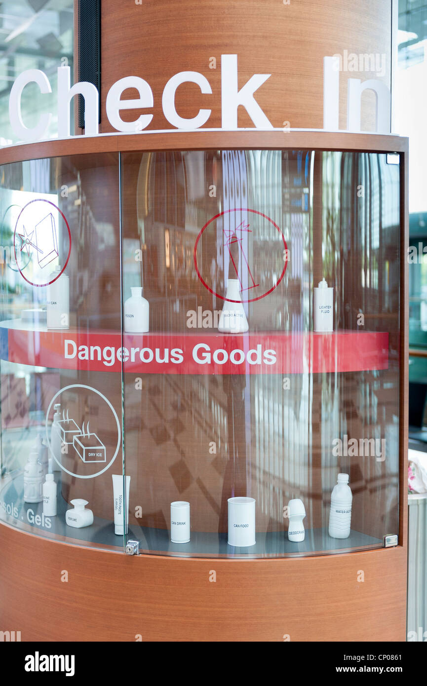 Check-in Gefahrgut Anzeige internationalen Flughafen Singapur Changi Stockfoto