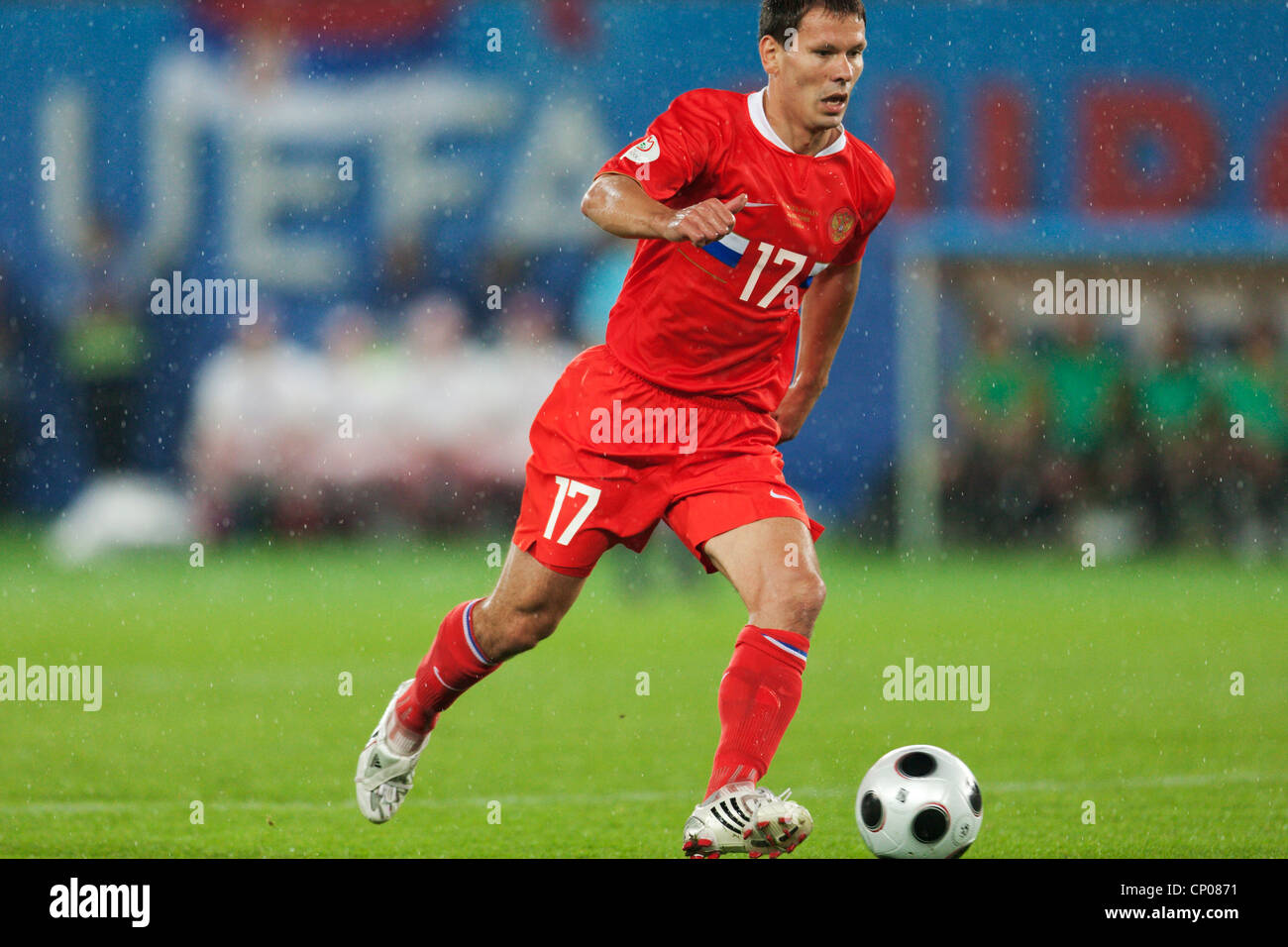 Konstantin Zyryanov aus Russland im Halbfinalspiel der UEFA Euro 2008 gegen Spanien am 26. Juni 2008 im Ernst-Happel-Stadion in Wien. Nur redaktionelle Verwendung. Kommerzielle Nutzung verboten. (Foto: Jonathan Paul Larsen / Diadem Images) Stockfoto