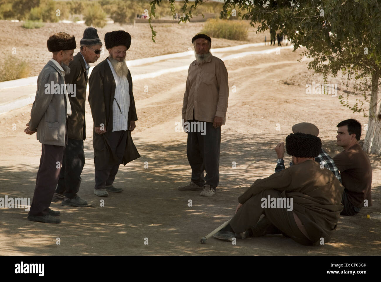 Eine Gruppe von alten Männern im Chat Stockfoto