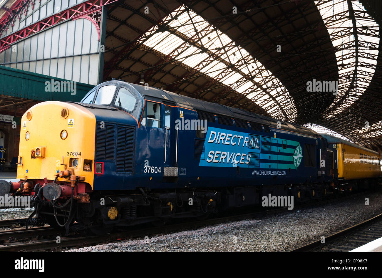 DRS-Klasse 37, Anzahl 37604 dieselelektrische Lok vor einem Zug Ingenieure bei Bristol Temple Meads Bahnhof. Stockfoto