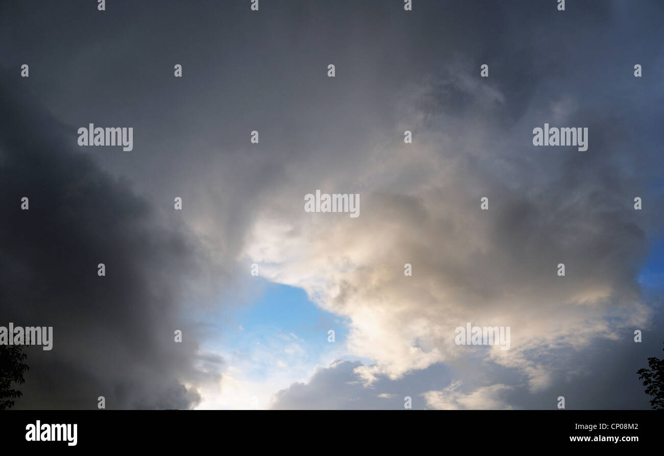 Dramatischen Wolkenformationen in der Nähe von Dämmerung Stockfoto