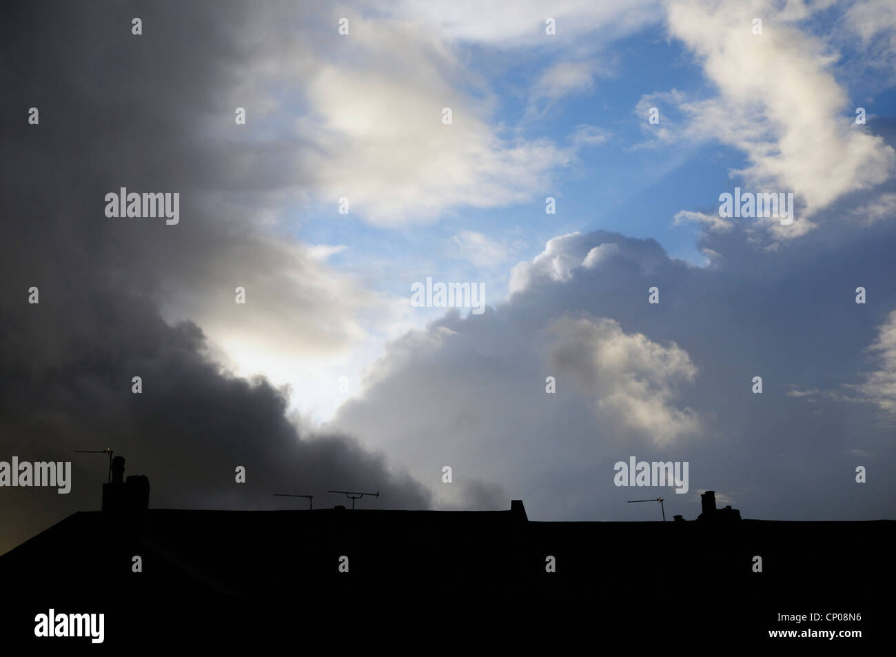 Dramatischen Wolkenformationen in der Nähe von Dämmerung Stockfoto