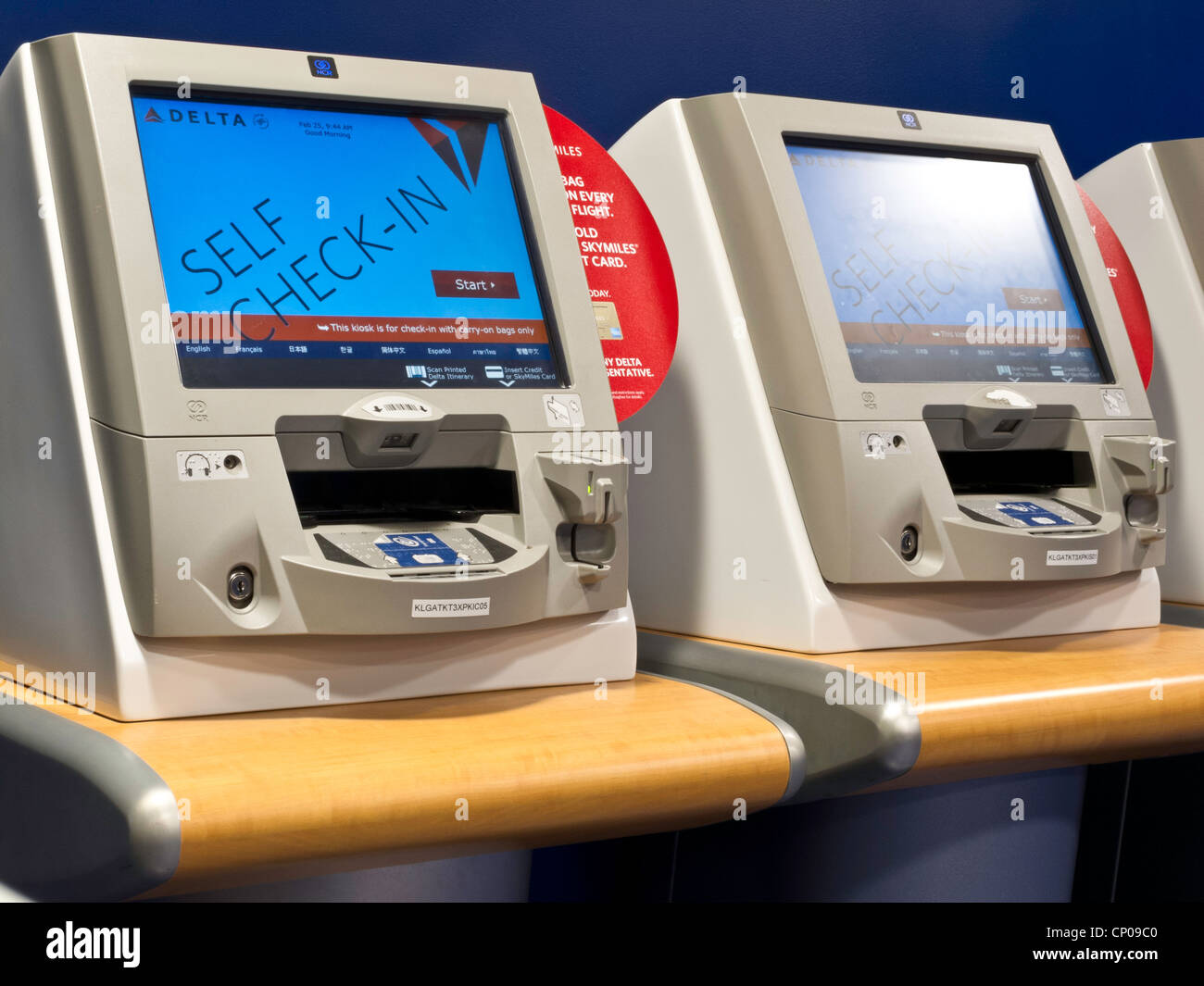 Self Check-In Automaten, Delta-Terminal, Flughafen La Guardia, NYC Stockfoto