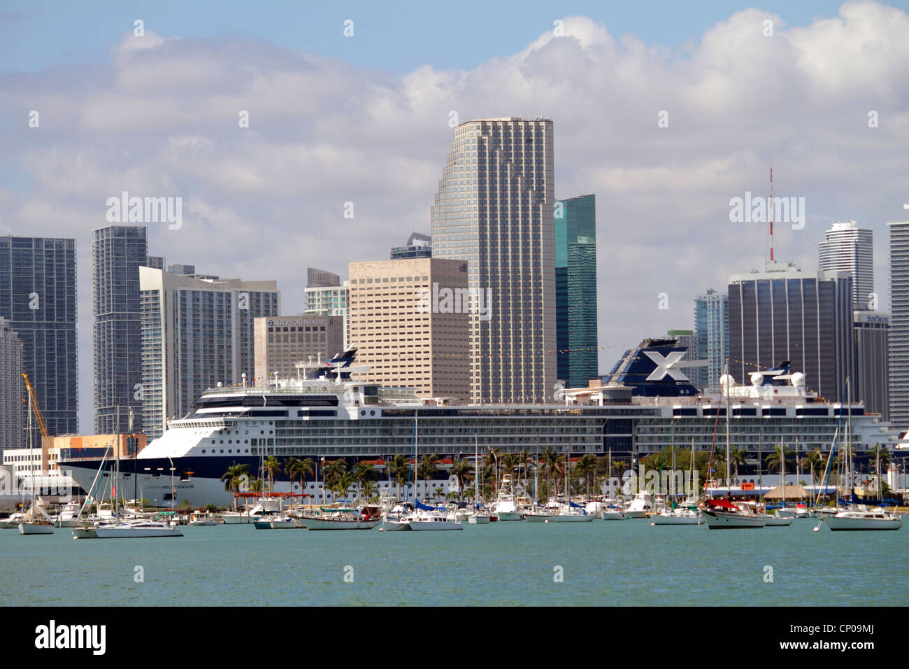 Miami Florida, Biscayne Bay, Celebrity Millennium. Kreuzfahrt-Schiff, Celebrity Cruises, Hafen von Miami, Skyline der Innenstadt, Bürogebäude, Skyline der Stadt, Hotel Stockfoto