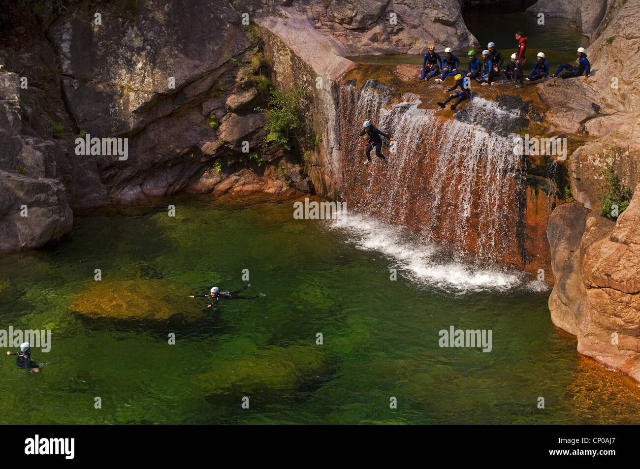 Gruppe Canyoning der Canyon von La Vacca, Bavella Gebirge, Frankreich, Corsica Stockfoto