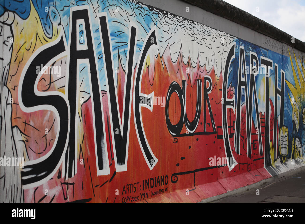 Berliner Mauer East Side Gallery rettet unsere Erde von Indiano Stockfoto