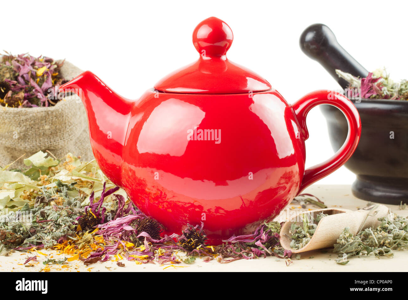 rote Teekanne, Mörser und Stößel, entlassen mit Heilkräutern, alternative Medizin Stockfoto