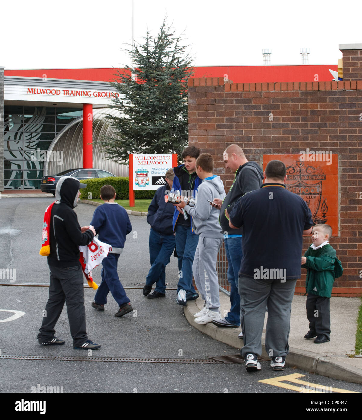 Liverpool Football Club Lfc Fans Fans Autogrammstunden Jagd Melwood Training Boden Liverpool Stockfotografie Alamy