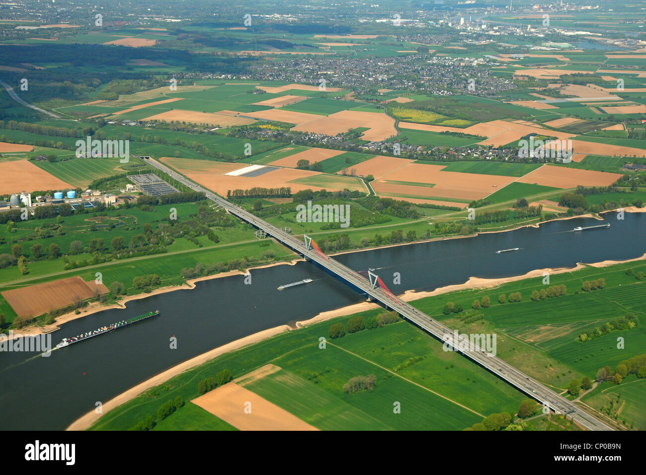 Autobahnbrücke überqueren Rhein, Deutschland, Nordrhein-Westfalen, Meerbusch Stockfoto