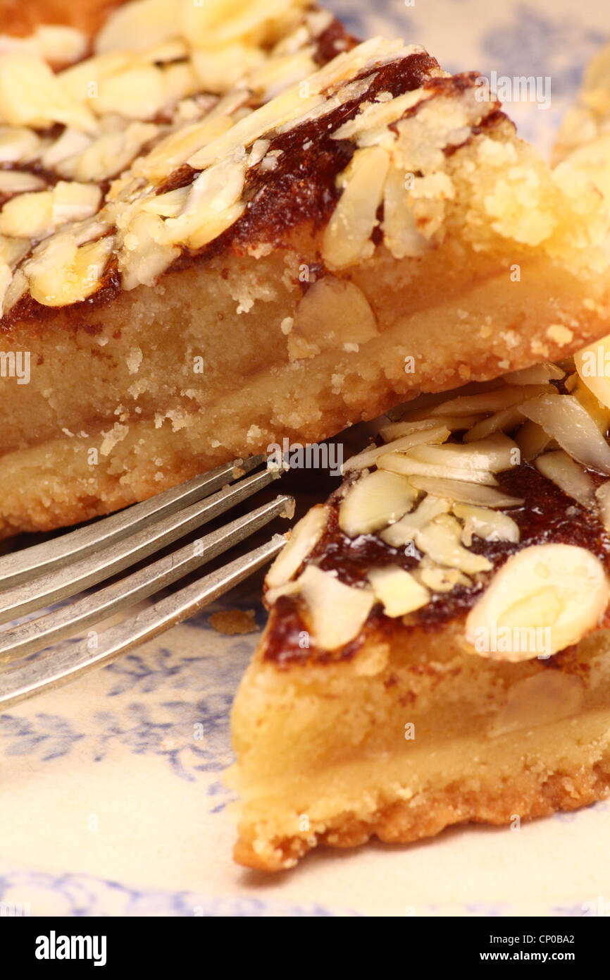 Zwei Scheiben von hausgemachtem Bakewell Pudding serviert auf einem Vintage Teller in einem Heim Derbyshire, UK Stockfoto
