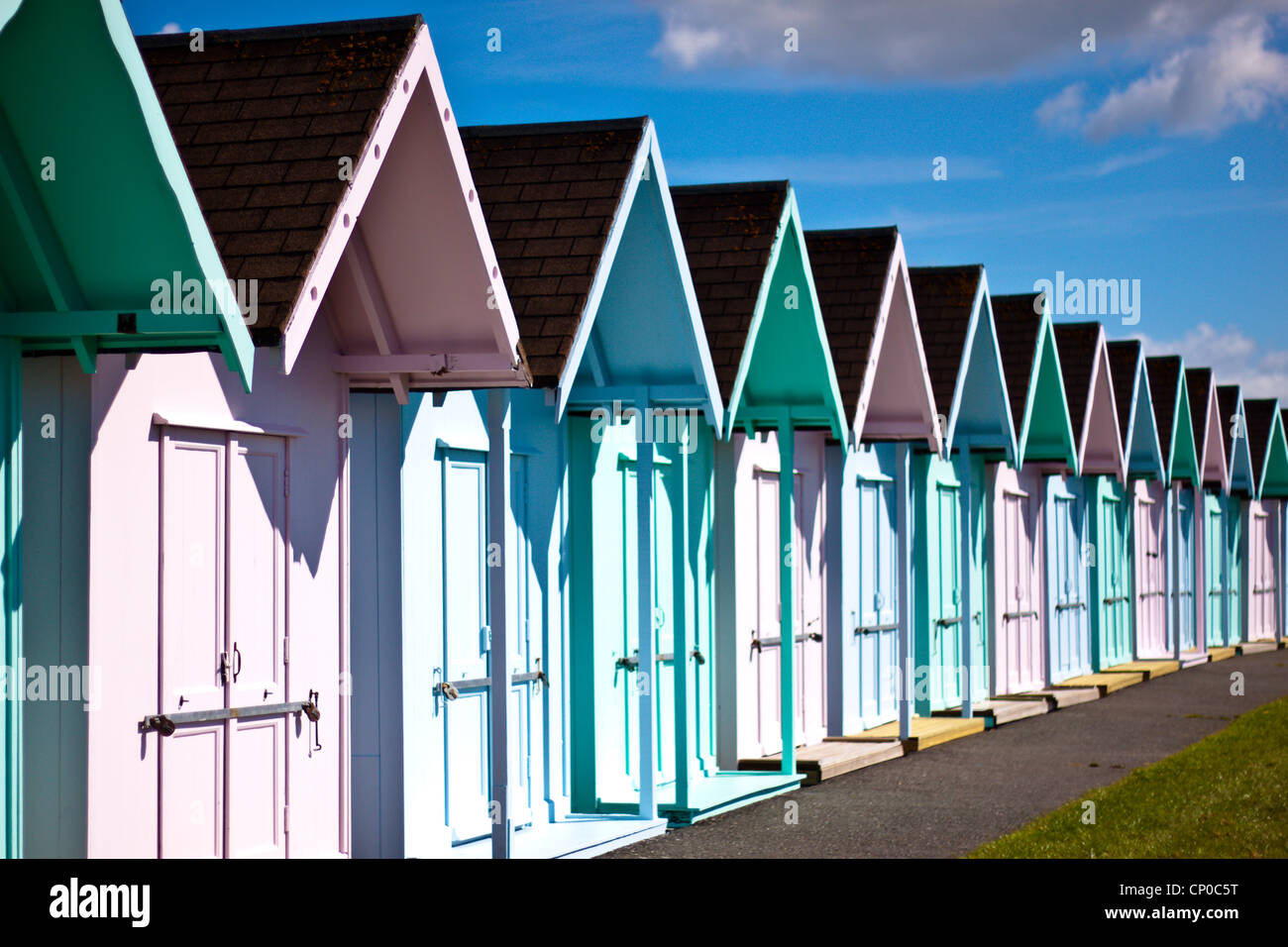 Strandhütten in Pastellfarben in Southsea Portsmouth Stockfoto