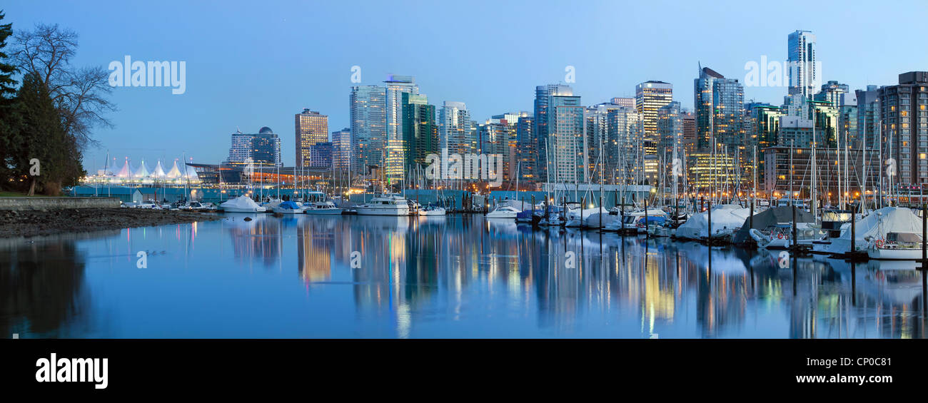 Skyline von Vancouver BC am False Creek von Stanley Park zur blauen Stunde Stockfoto