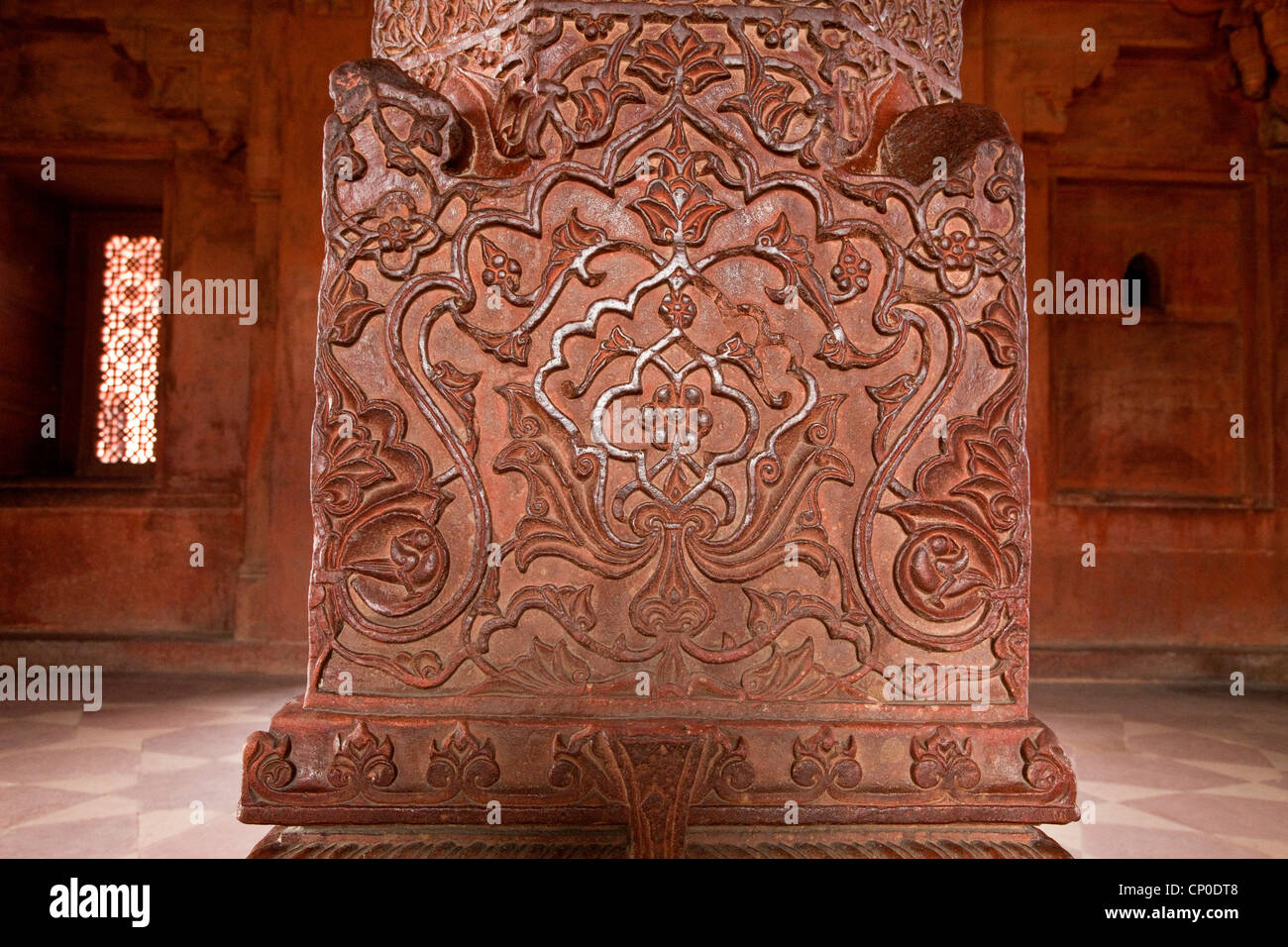 Fatehpur Sikri, Uttar Pradesh, Indien. Dekorativen Schnitzereien Steinsäule des Diwan-i-Khas (Halle der privaten Publikum). Stockfoto