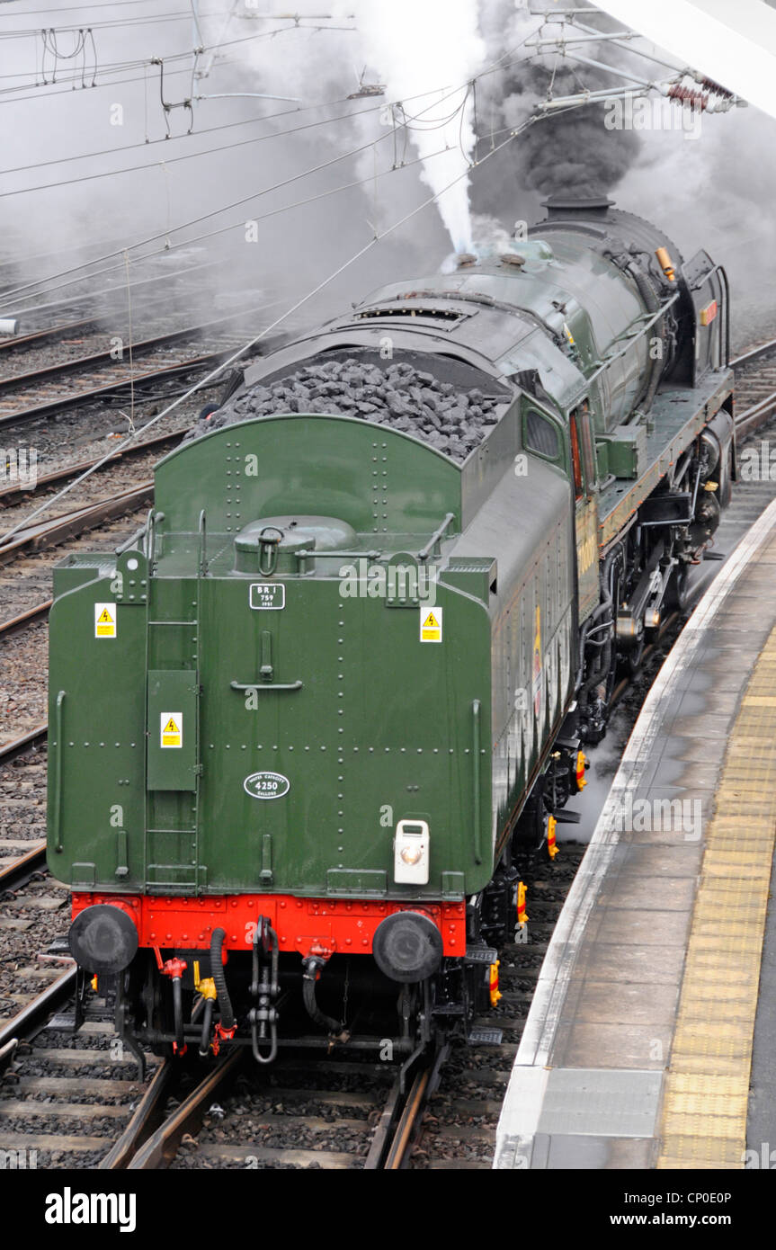 Britannia 70000 Dampflokomotive in Kutschen zu Beginn der Charta Reise Richtung umkehren Stockfoto