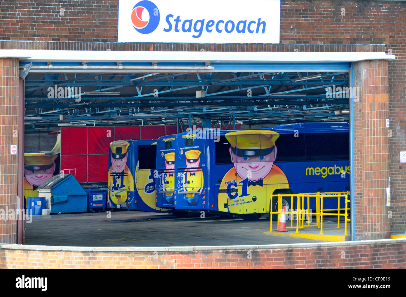 Stagecoach Bus Depot megabus Trainer umfasst Währung Euro Daten in Megabus.com Werbung Grafik auf Seite der Trainer Rugby, Warwickshire, England Großbritannien Stockfoto