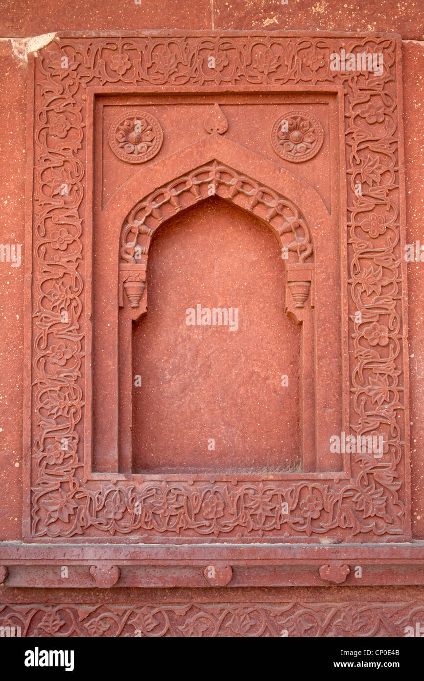 Fatehpur Sikri, Indien. Kombination von hinduistischen und islamischen Motive, Birbals Palast, Residenz des Kaisers Senior Ehefrauen Wandnische. Stockfoto