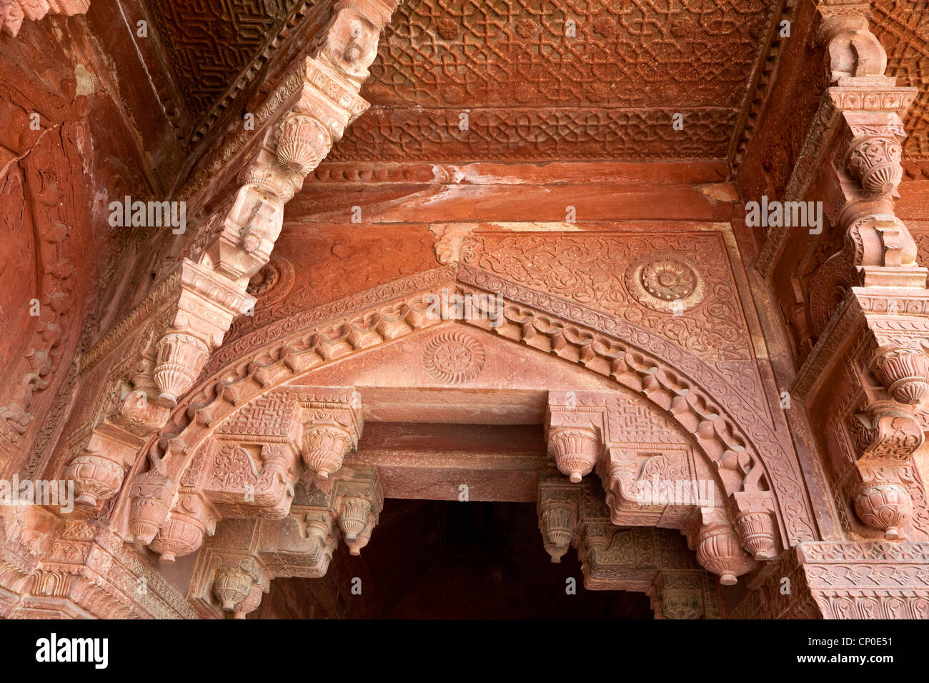 Fatehpur Sikri, Indien. Tür mit kombiniert hinduistische und islamische architektonische Einflüsse, Birbal Palast. Stockfoto