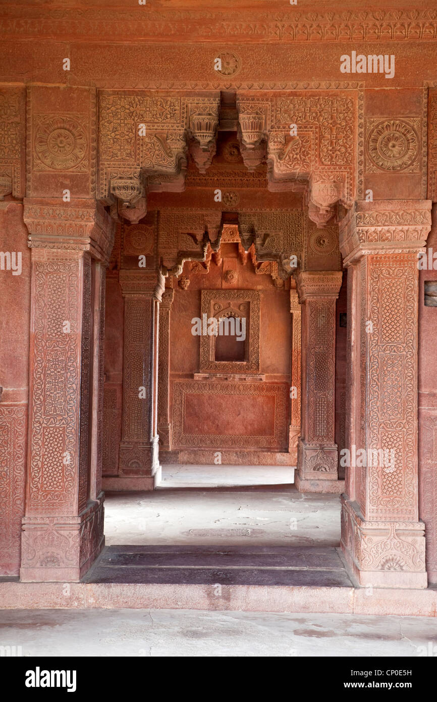 Fatehpur Sikri, Indien. Hindu architektonische Einflüsse im Birbal Palast, die Residenz des Kaisers Senior Ehefrauen. Corbeled Bögen. Stockfoto