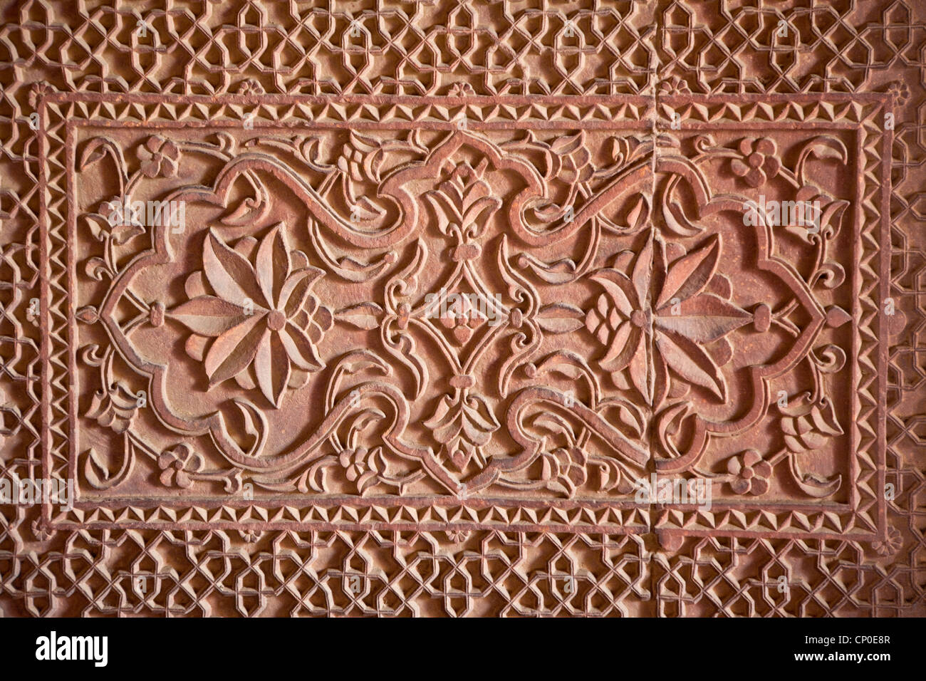 Fatehpur Sikri, Uttar Pradesh, Indien. Florales Design in Wand, der Birbal Palast, Residenz des Kaisers Senior Frauen. Stockfoto