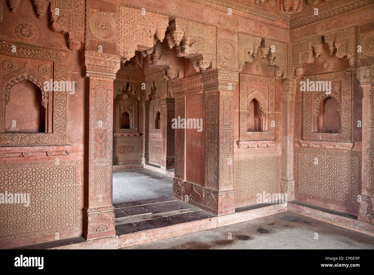 Fatehpur Sikri, Indien. Hinduistische und islamische architektonische Einflüsse im Birbal Palast. Corbeled und islamischen Bögen. Stockfoto