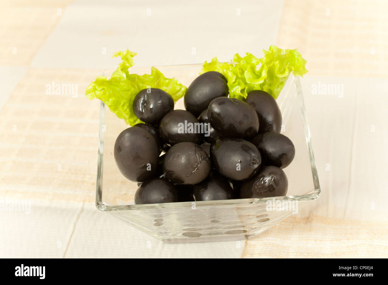 schwarze Oliven in einer Glasschüssel Stockfoto