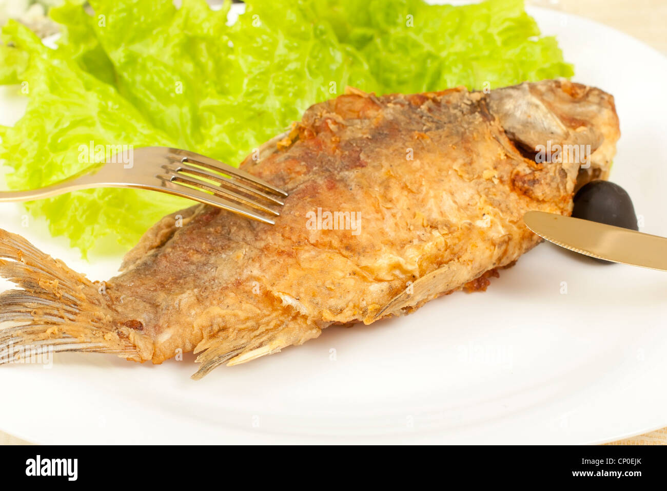 gebratener Karpfen Fisch auf einem Teller auf den Tisch, eingereicht Stockfoto