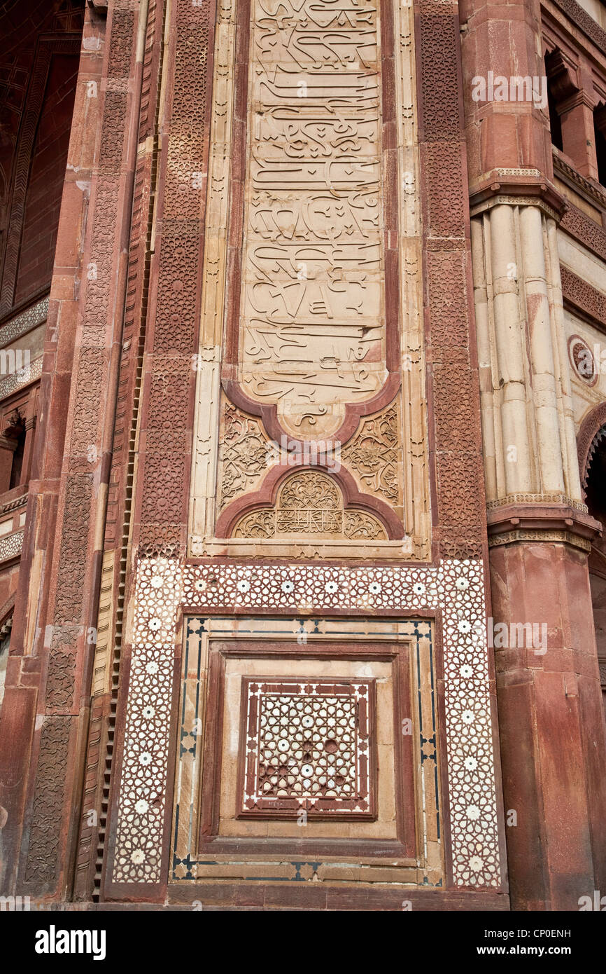 Fatehpur Sikri, Indien. Geometrische, blumig, und Kalligraphie Dekorationen verschönern ein Portal das große Tor der Jama Masjid. Stockfoto