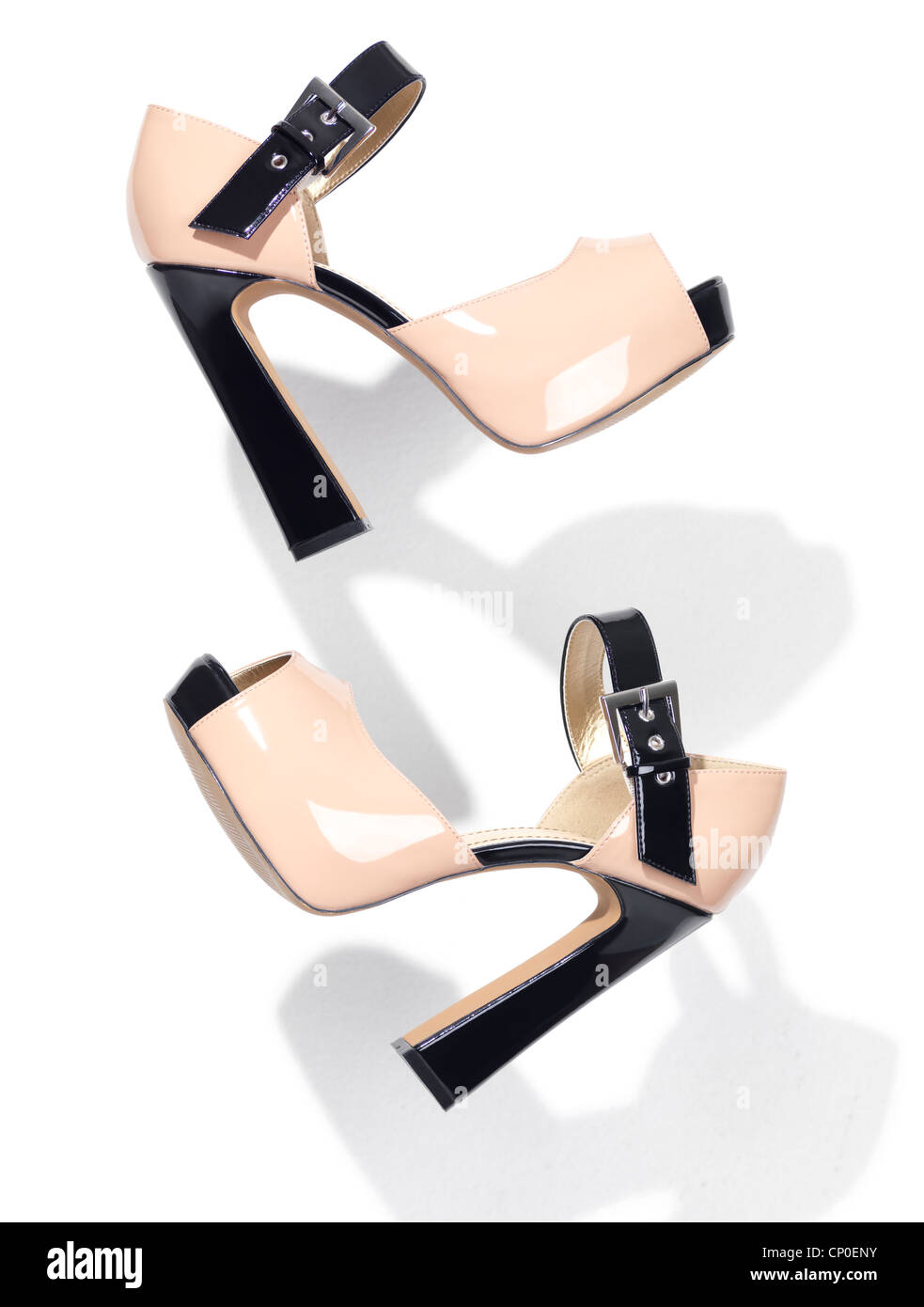 Paar modische high-Heel-Plattform Damenschuhe fallen durch die Luft isoliert auf weißem Hintergrund Stockfoto