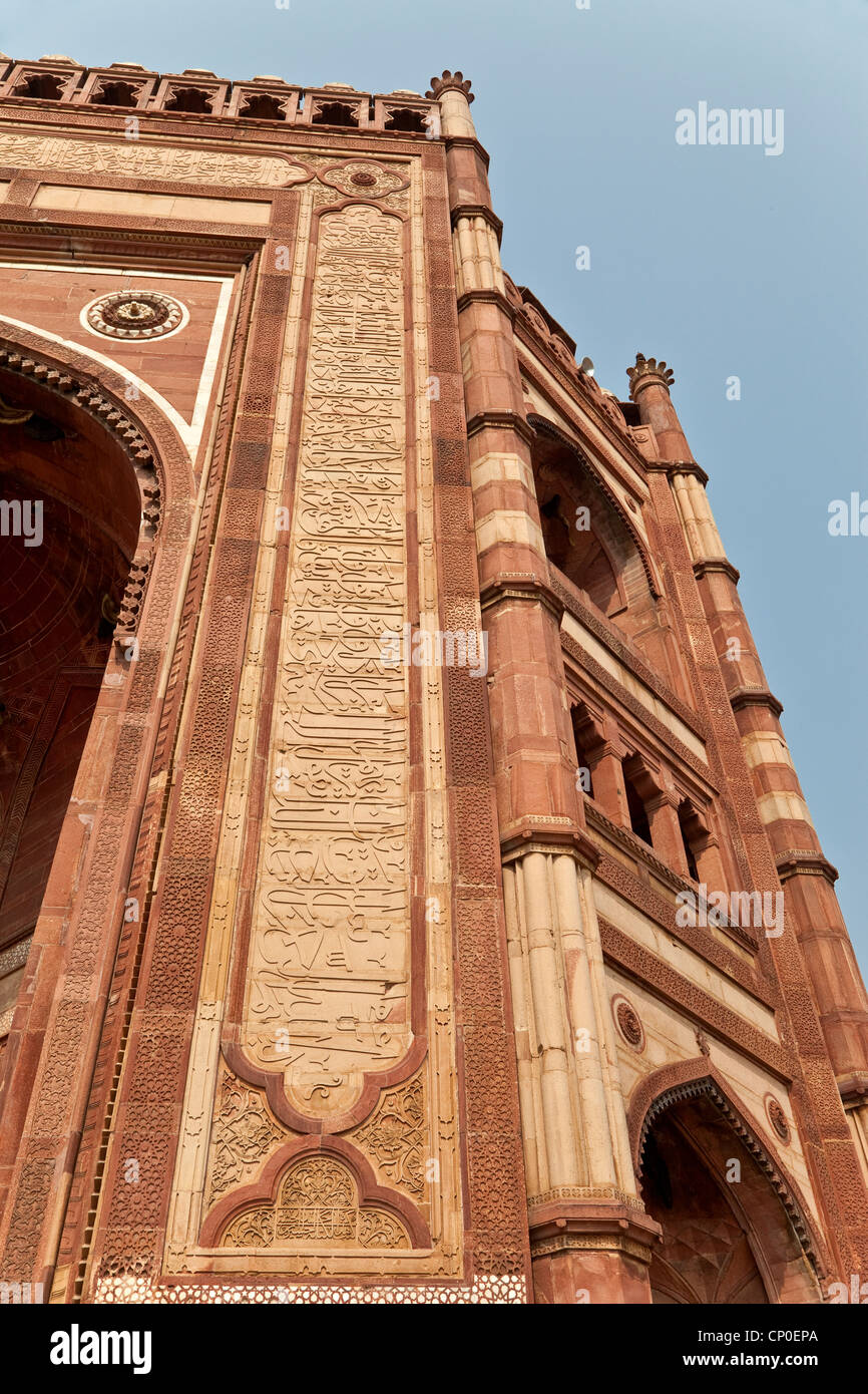 Fatehpur Sikri, Indien. Geometrische, blumig, und Kalligraphie Dekorationen verschönern ein Portal das große Tor der Jama Masjid. Stockfoto
