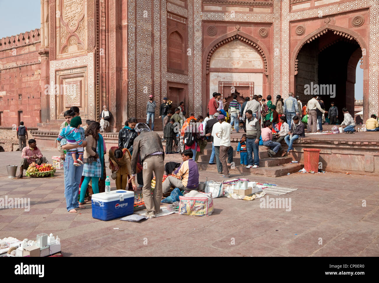 Fatehpur Sikri, Indien. Touristen und Anbieter bei Buland Darwaza (große Tor) von der Jama Masjid (Moschee Dargah), beendete 1576. Stockfoto