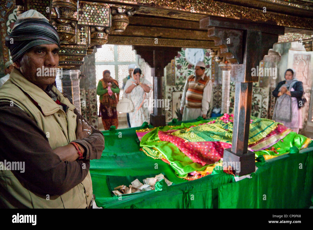 Fatehpur Sikri, Mausoleum von Scheich Salim Chishti.  Hausmeister auf Links, monetäre Angebote vor. Stockfoto