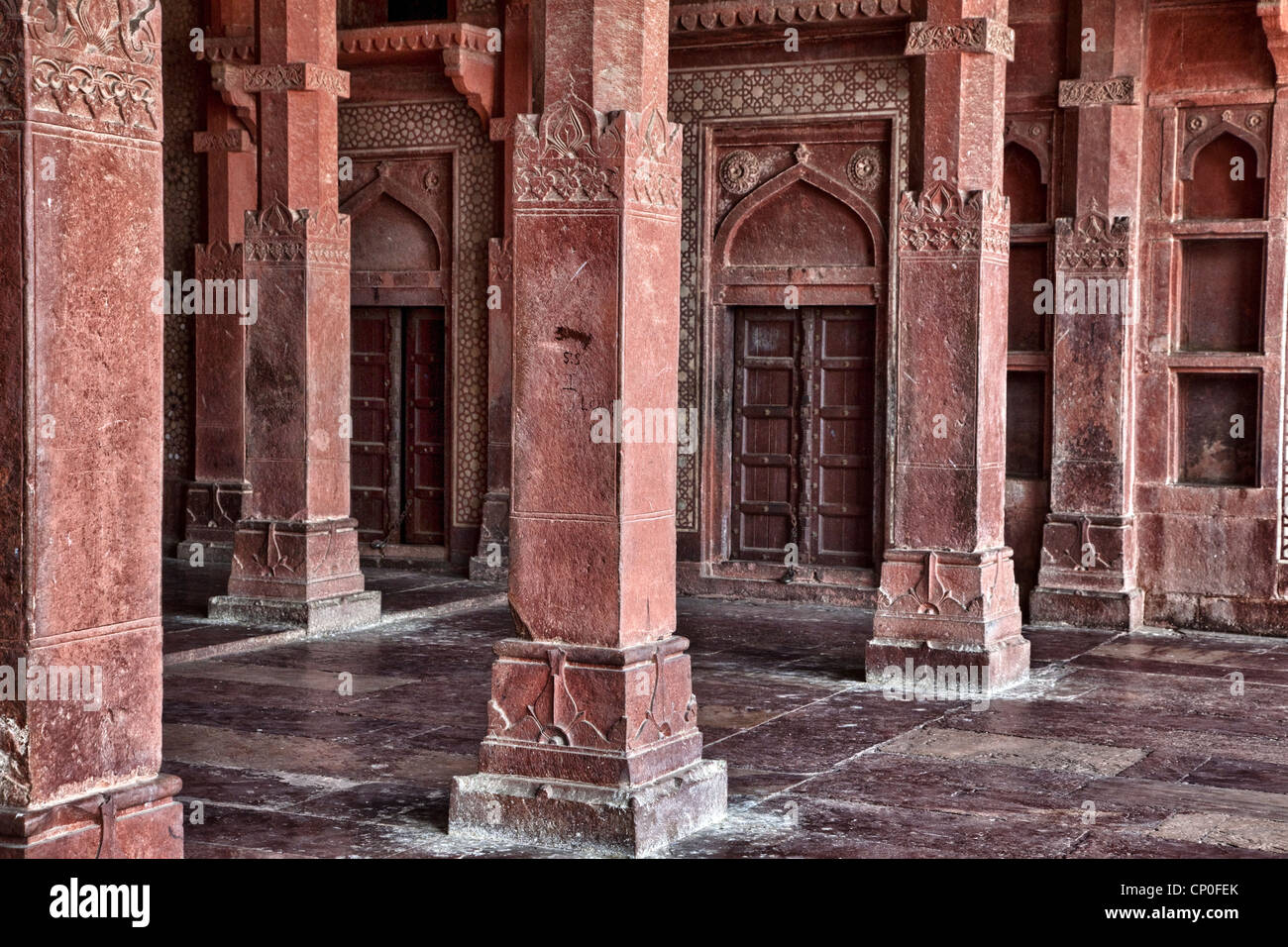 Fatehpur Sikri, Uttar Pradesh, Indien. Korridor Seitenansicht, Jama Masjid (Moschee Dargah). Islamischen Stil Bögen über den Türen. Stockfoto