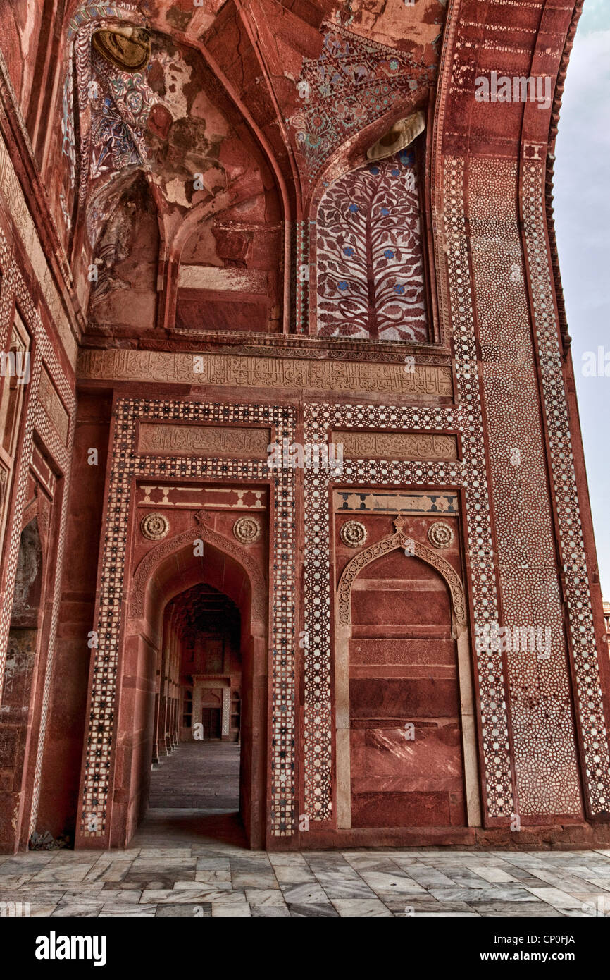 Fatehpur Sikri, Indien. Haupteingang zum Jama Masjid Gebetshalle Innenansicht. Islamische geometrische Dekoration und Kalligraphie. Stockfoto