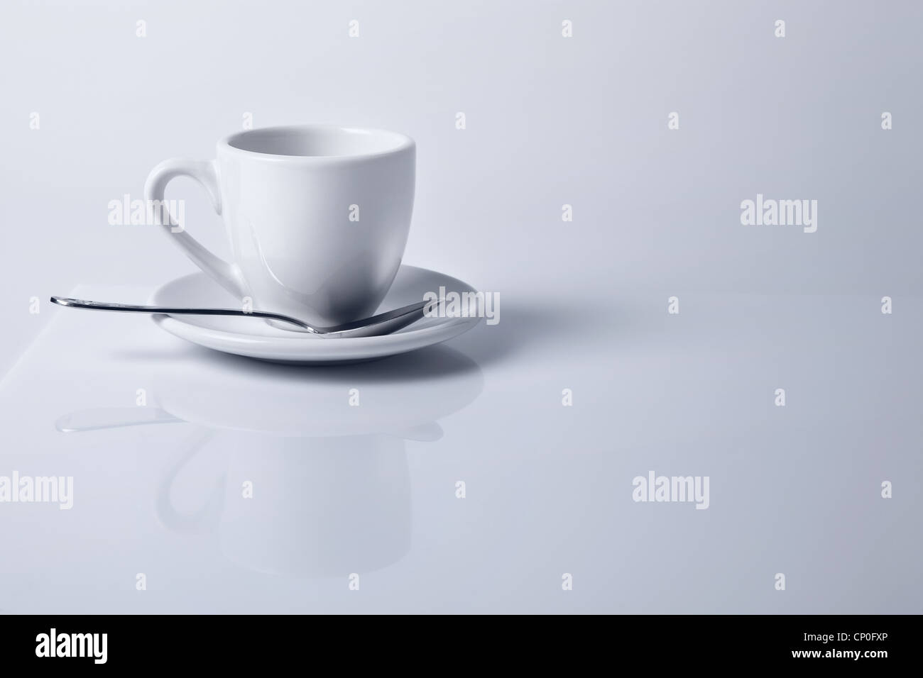 Weiße leere Kaffeetasse in weiß Tischoberfläche reflektiert Stockfoto