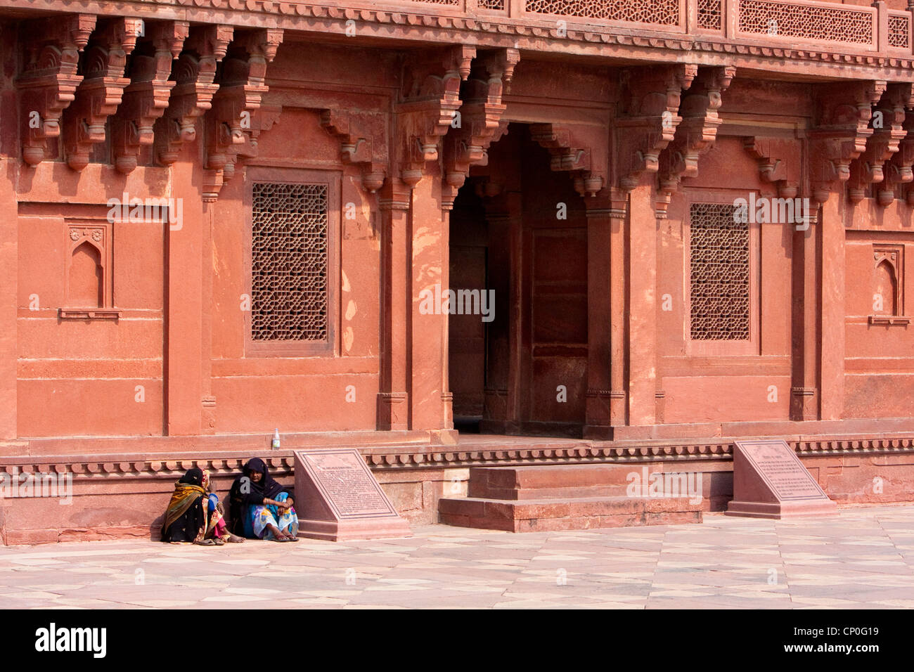 Fatehpur Sikri, Uttar Pradesh, Indien. Frauen reden vor Diwan-i-Khas, die Kaiser Akbar Hall von privaten Publikum. Stockfoto