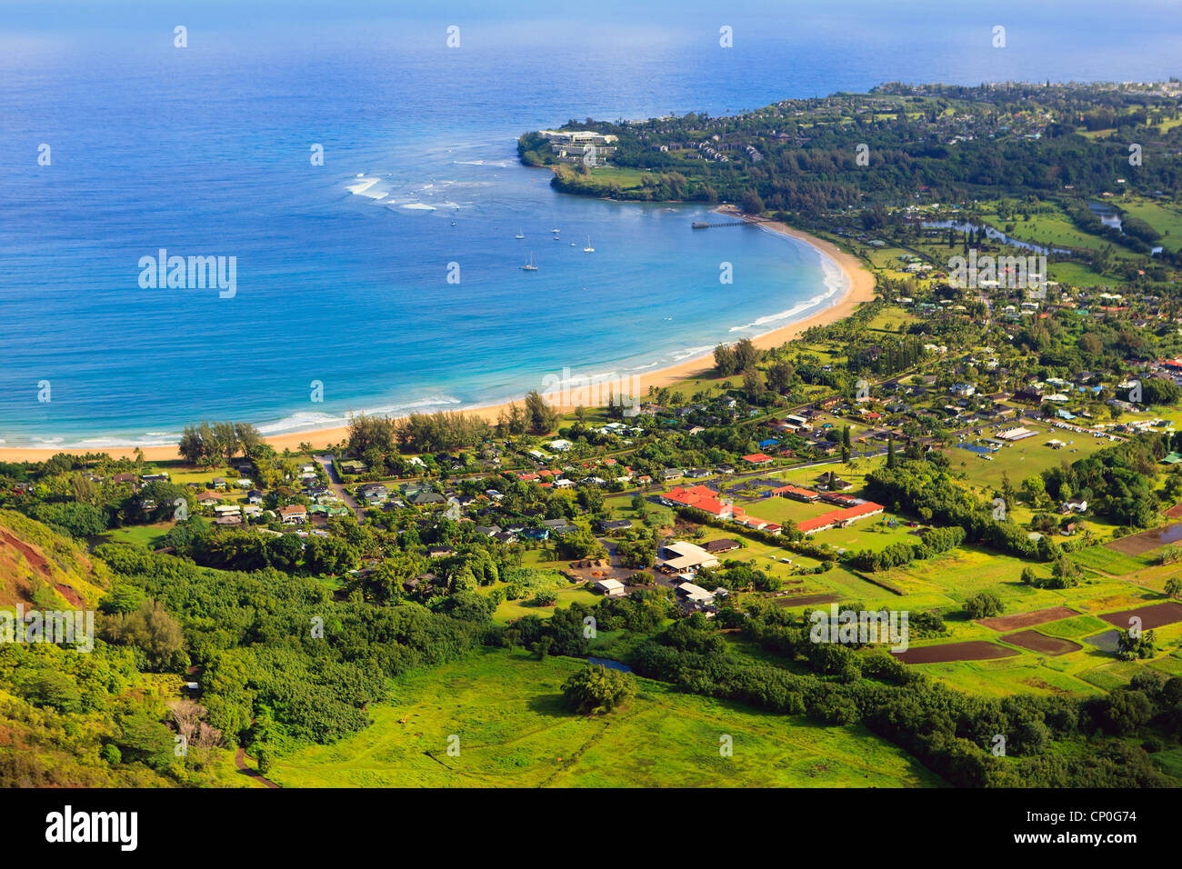 Helikopterblick über Hanalei Bay und Küste. Kauai, Hawaii Stockfoto