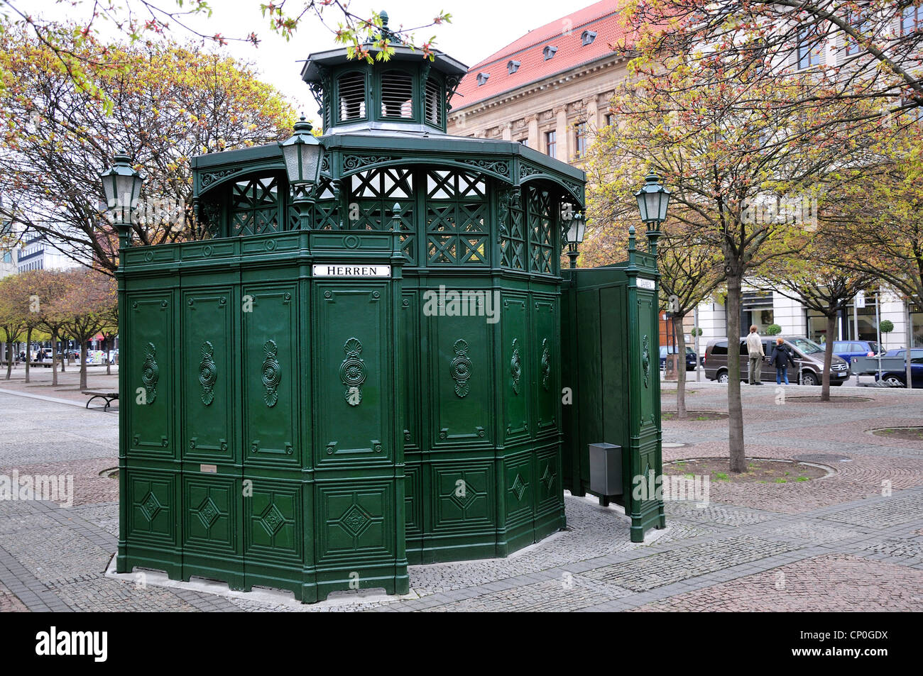 Berlin, Deutschland. Alten öffentlichen (Männer) Toilette in dem Gendarmenmarkt Stockfoto