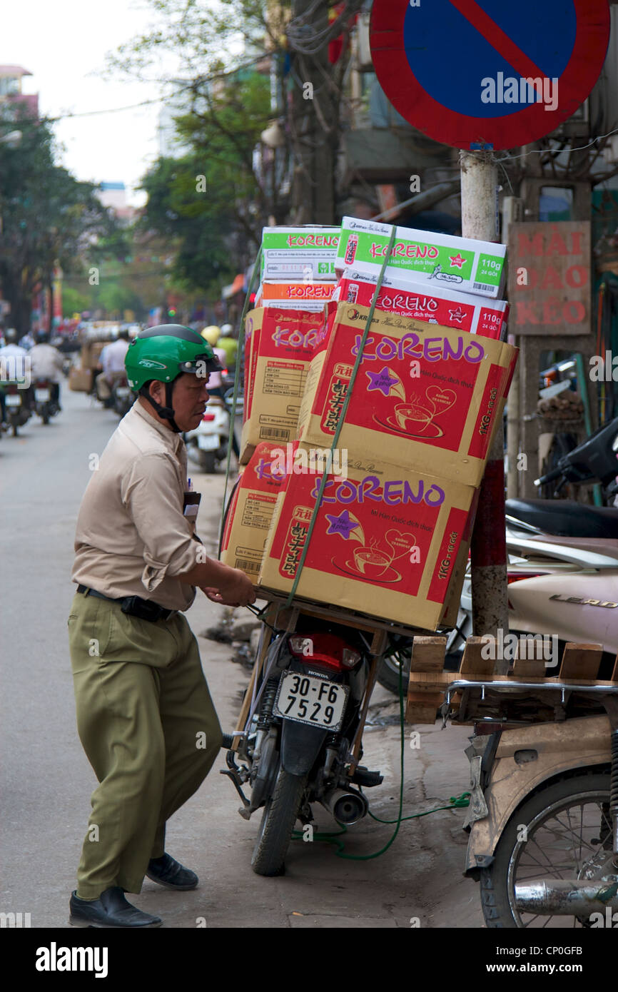 Lieferung Mann beladen sein Fahrzeug, Hanoi, Vietnam Stockfoto