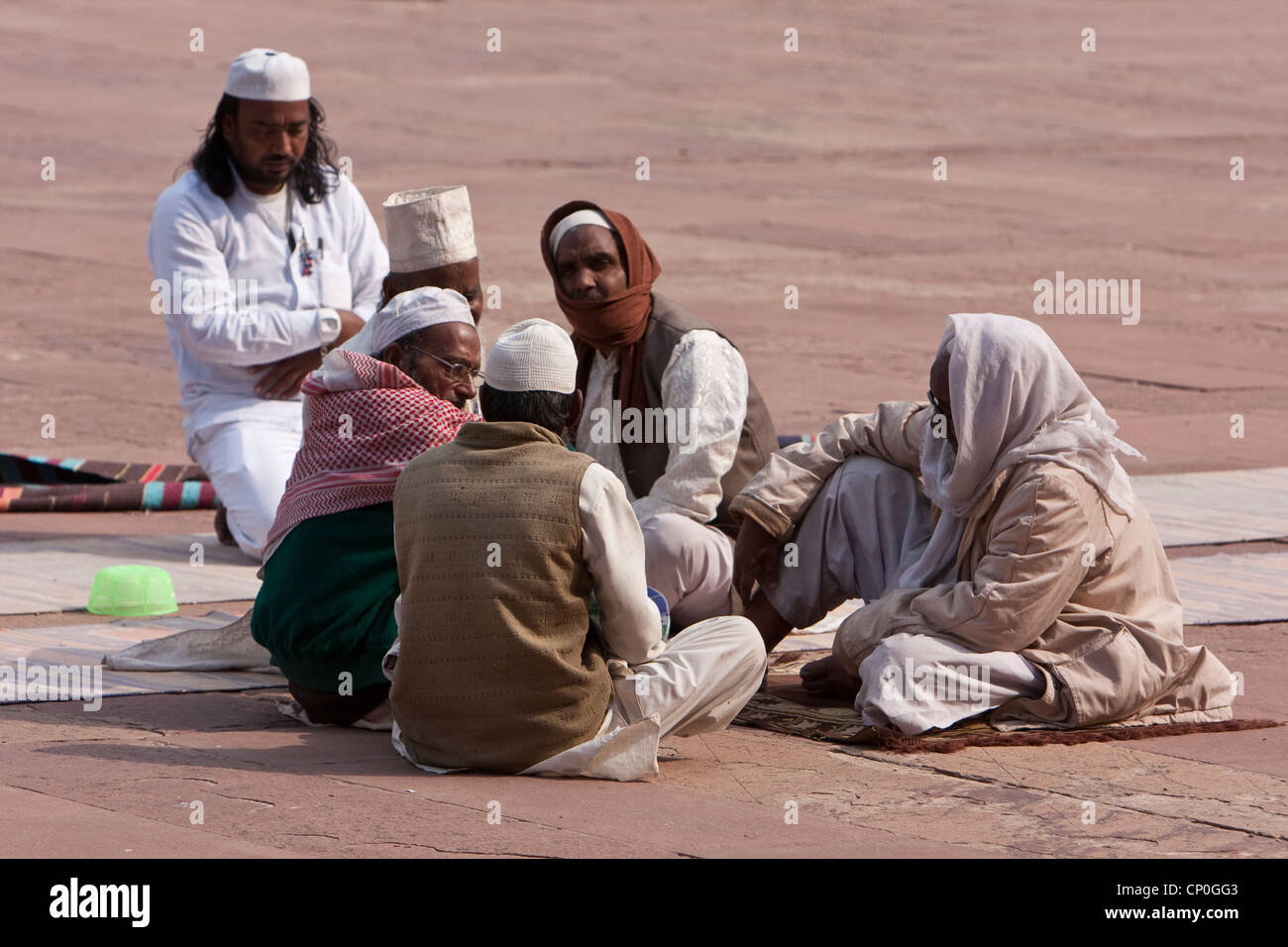 Fatehpur Sikri, Uttar Pradesh, Indien. Männer sitzen im Hof der Jama Masjid (Moschee Dargah). Stockfoto