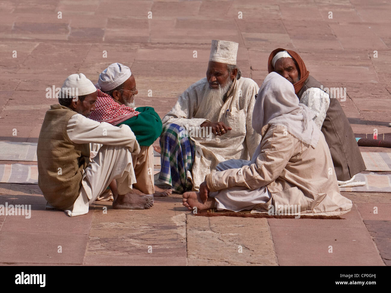 Fatehpur Sikri, Uttar Pradesh, Indien. Männer sitzen, reden, im Hof des Jama Masjid (Moschee Dargah). Stockfoto