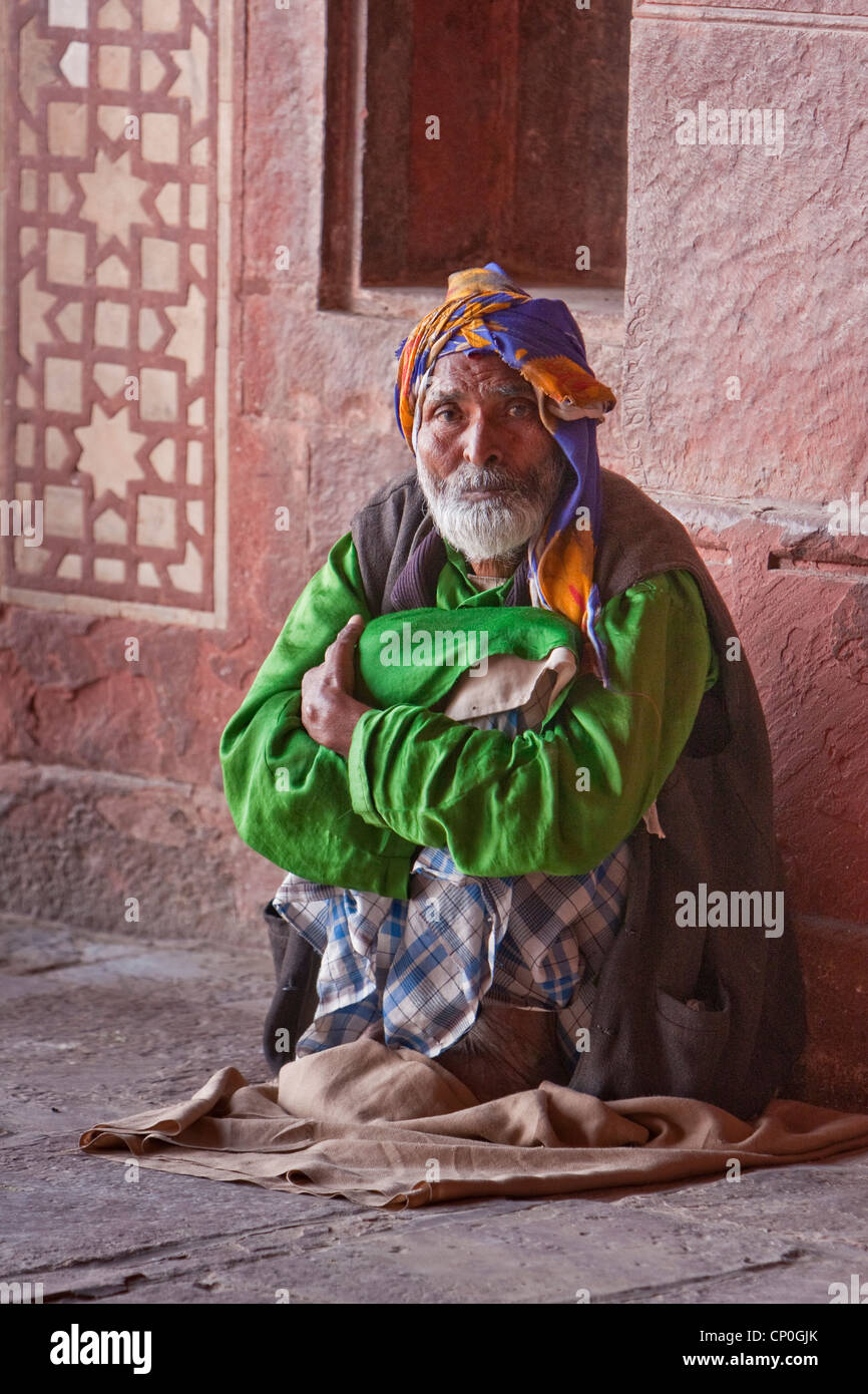 Fatehpur Sikri, Uttar Pradesh, Indien. Mann sitzt im Gebetssaal der Jama Masjid (Moschee Dargah). Stockfoto