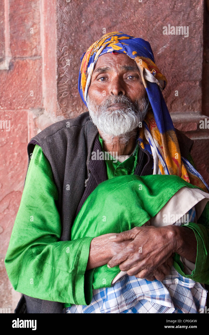 Fatehpur Sikri, Uttar Pradesh, Indien. Mann sitzt im Gebetssaal der Jama Masjid (Moschee Dargah). Stockfoto